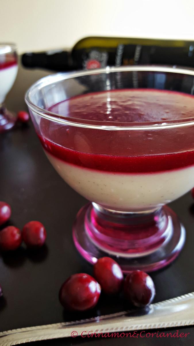 Rezeptbild: Ziegenkäse Panna Cotta mit Cranberry & Portwein Spiegel