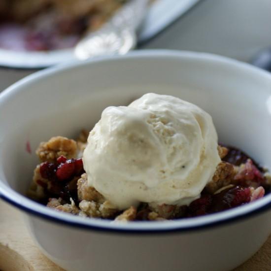 Rezeptbild: Zwetschen-Crumble mit Walnüssen