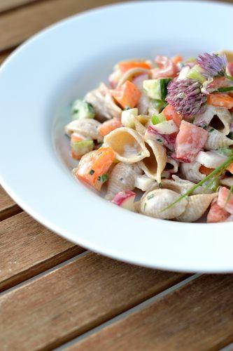 Rezeptbild: Bunter Nudelsalat mit Frischkäse-Joghurt-Dressing