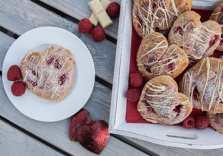 Rezeptbild: Hefe-Herzen mit Himbeeren und weißer Schokolade