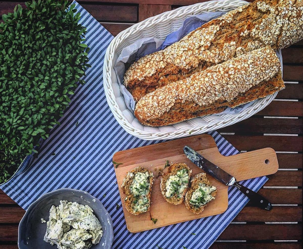 Rezeptbild: Joghurt-Apfel-Karotten-Brot mit Kressebutter
