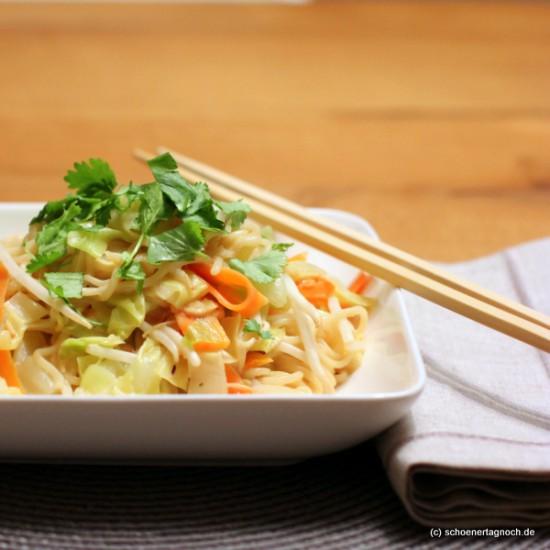 Rezeptbild: Thai-Nudeln mit Spitzkohl und Erdnuss-Sauce