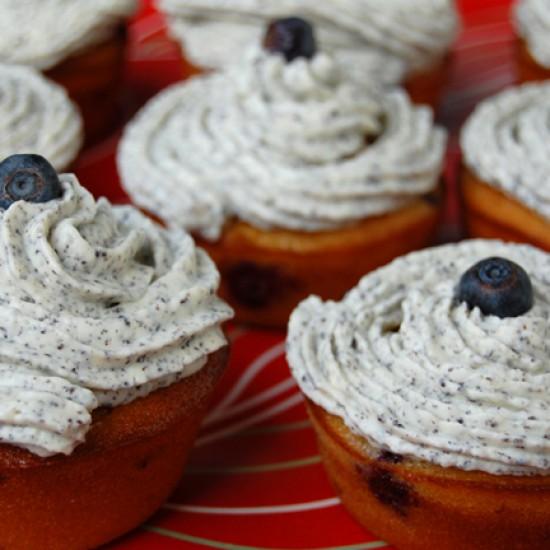 Rezeptbild: Himbeer-Heidelbeer-Cupcakes mit Mohn-Frischkäsecreme