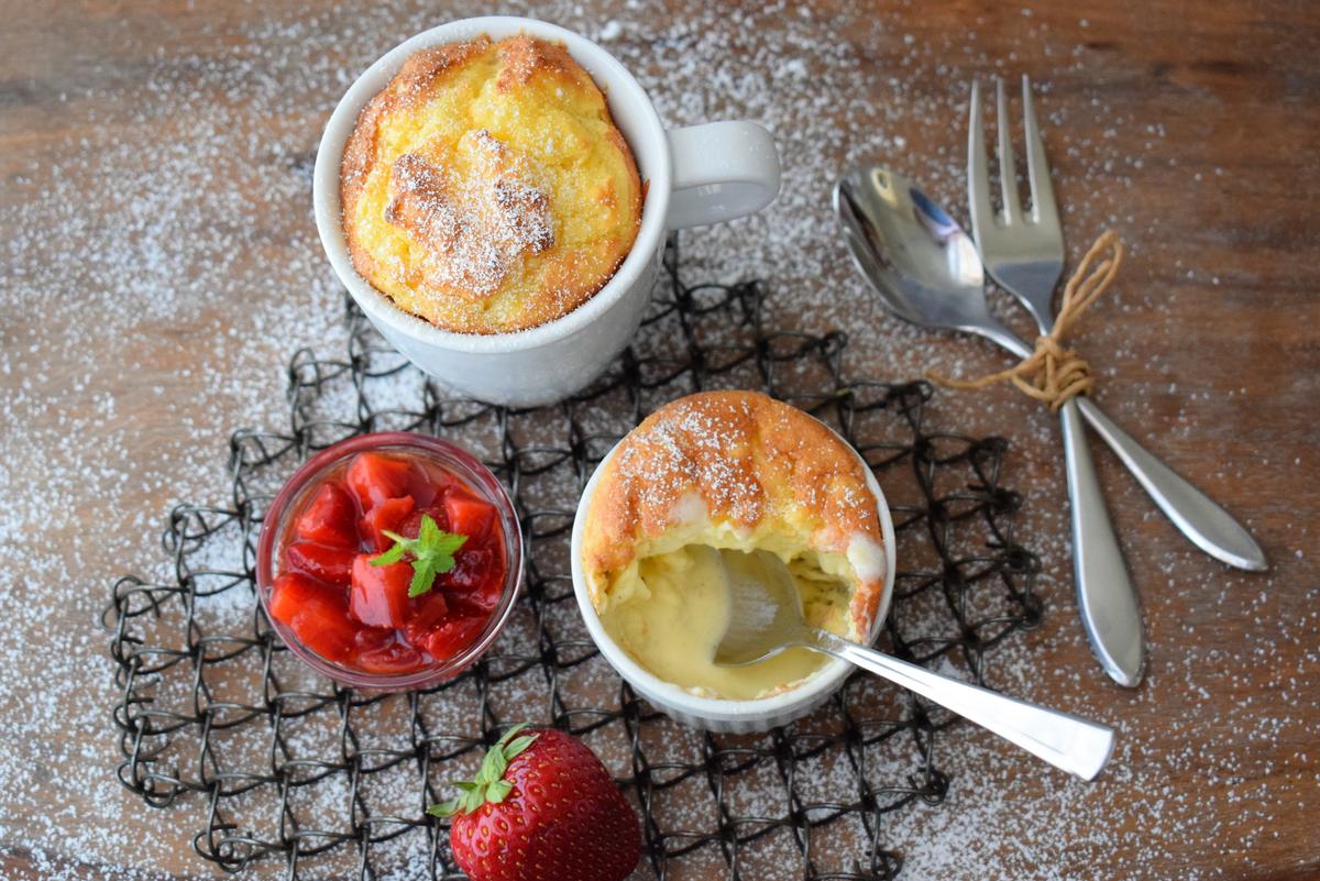 Rezeptbild: Kartoffelsoufflé mit marinierten Erdbeeren & Tonkabohneneis