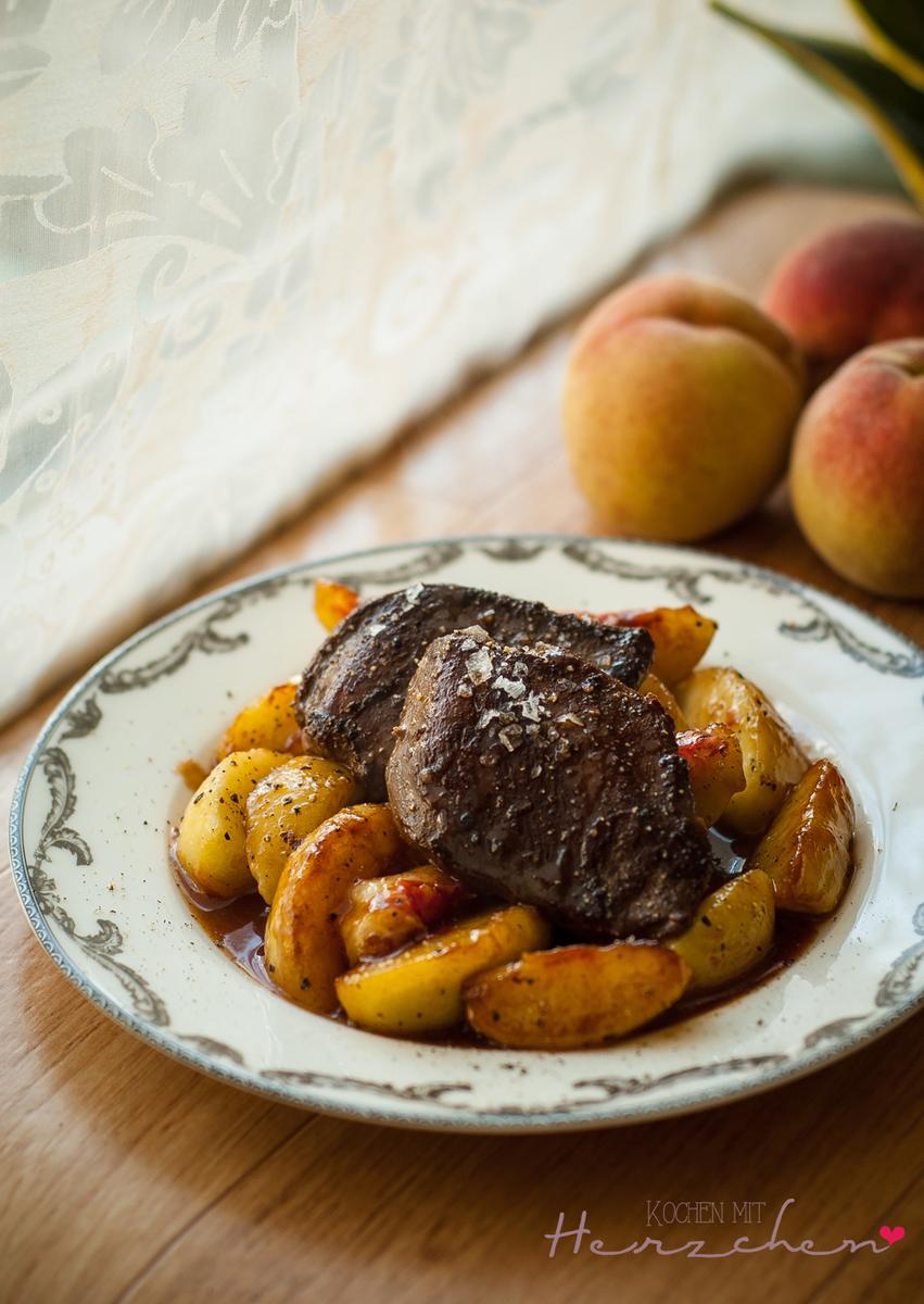 Rezeptbild: Taubenbrüstchen mit frischen Pfirsichen