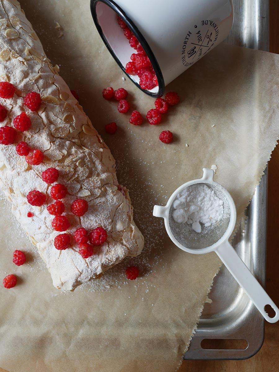 Rezeptbild: Himbeer-Baiserrolle