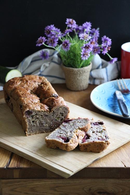Rezeptbild: Zucchinibrot mit Brombeeren