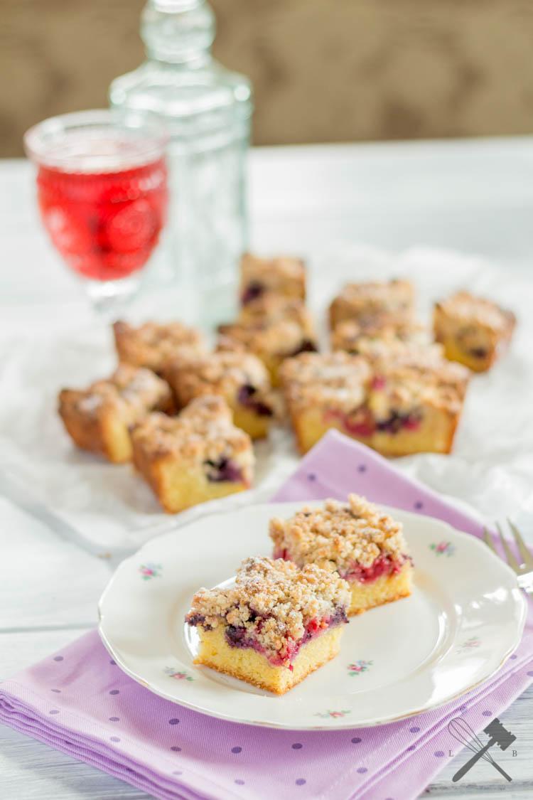 Rezeptbild: Beerenkuchen mit Haselnussstreusel