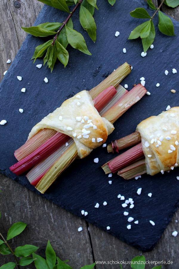 Rezeptbild: Rhabarber-Blätterteig-Päckchen mit Vanillesahne