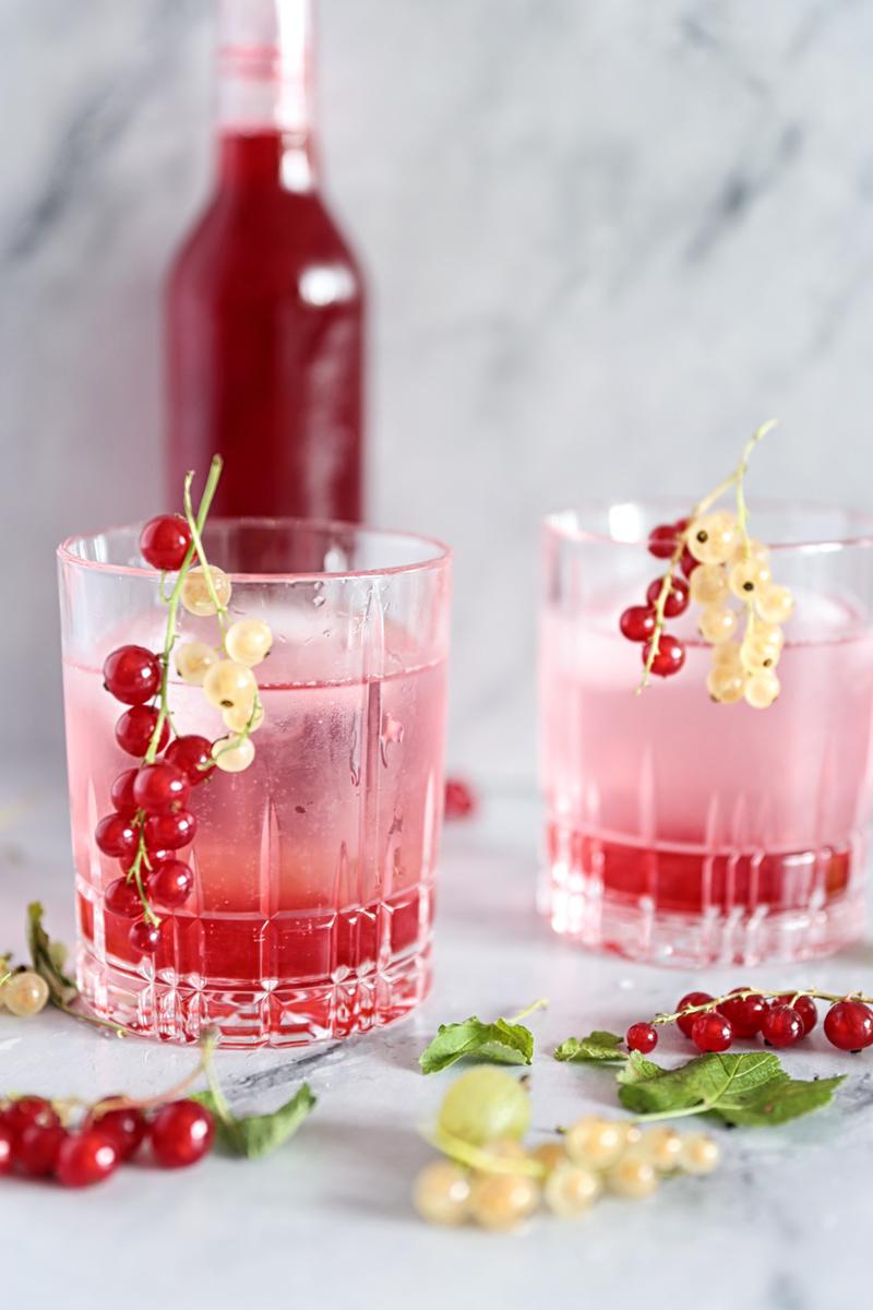 Rezeptbild: ERFRISCHENDES: JOHANNISBEERSIRUP MIT KICK