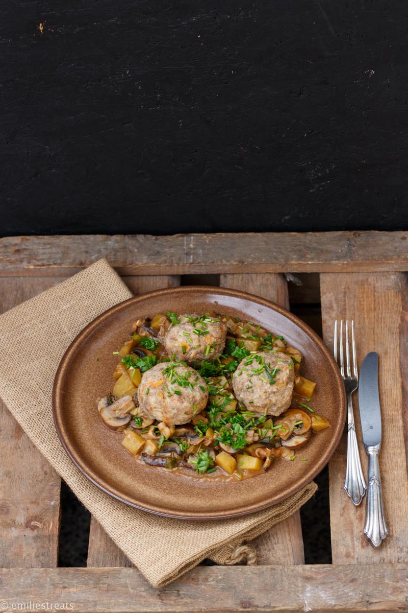 Rezeptbild: Schwarzbrotknödel mit vegetarischem Pilzgulasch