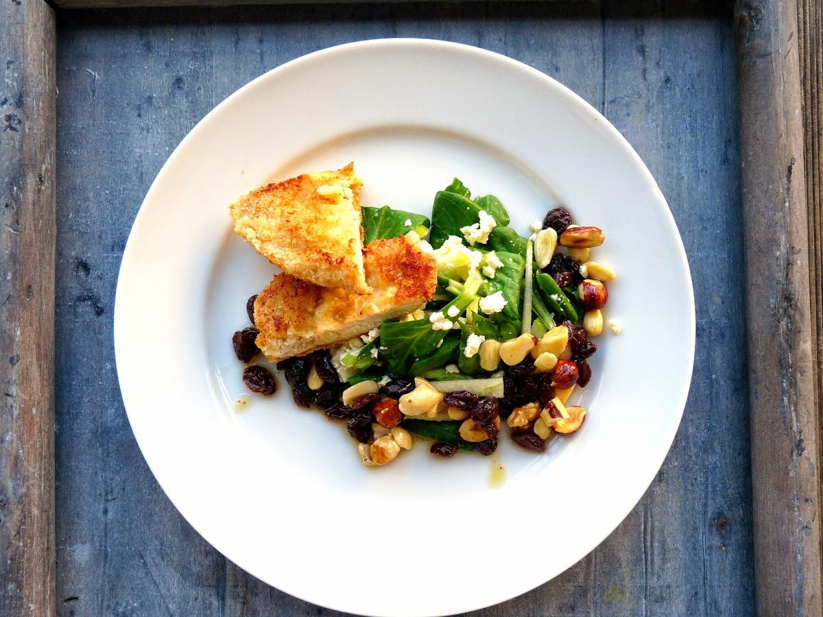 Rezeptbild: Sommerlicher Feldsalat mit Studentenfutter-Dressing