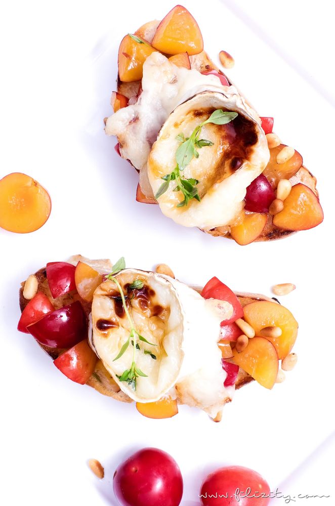 Rezeptbild: Mirabellen-Bruschetta mit gratiniertem Ziegenkäse