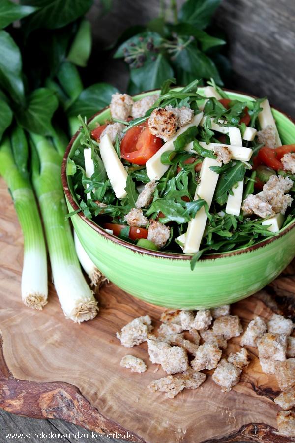 Rezeptbild: Rucolasalat mit Tomaten, Käsestreifen und Vollkorncroutons