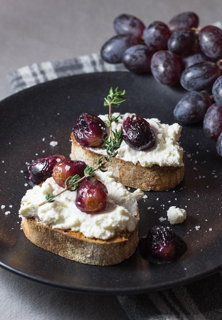 Rezeptbild: Bruschetta mit Ricotta und Weintrauben