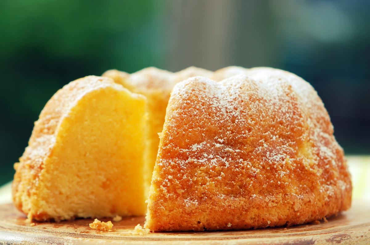 Rezeptbild: Saftiger Eierlikörkuchen mit Apfel