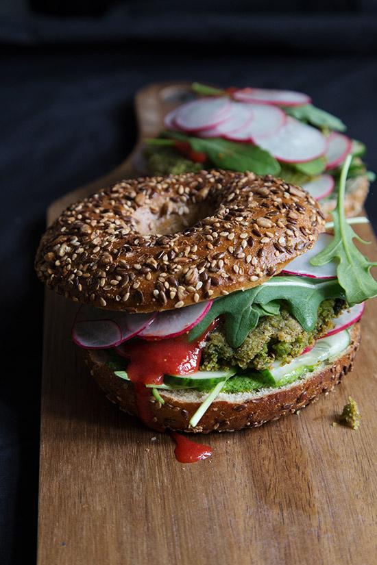 Rezeptbild: Erbsen-Bagel-Burger mit Erdbeersauce