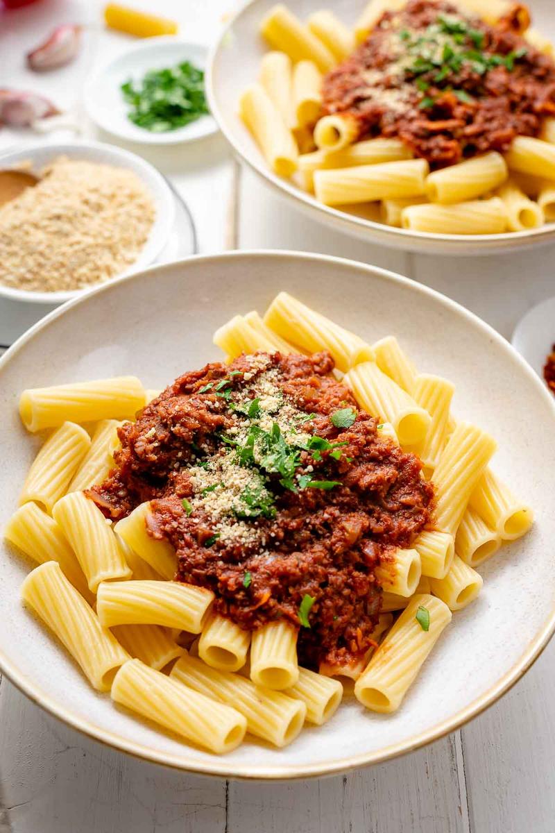Rezeptbild: Vegane Bolognese Soße (mit Blumenkohl & Walnuss)