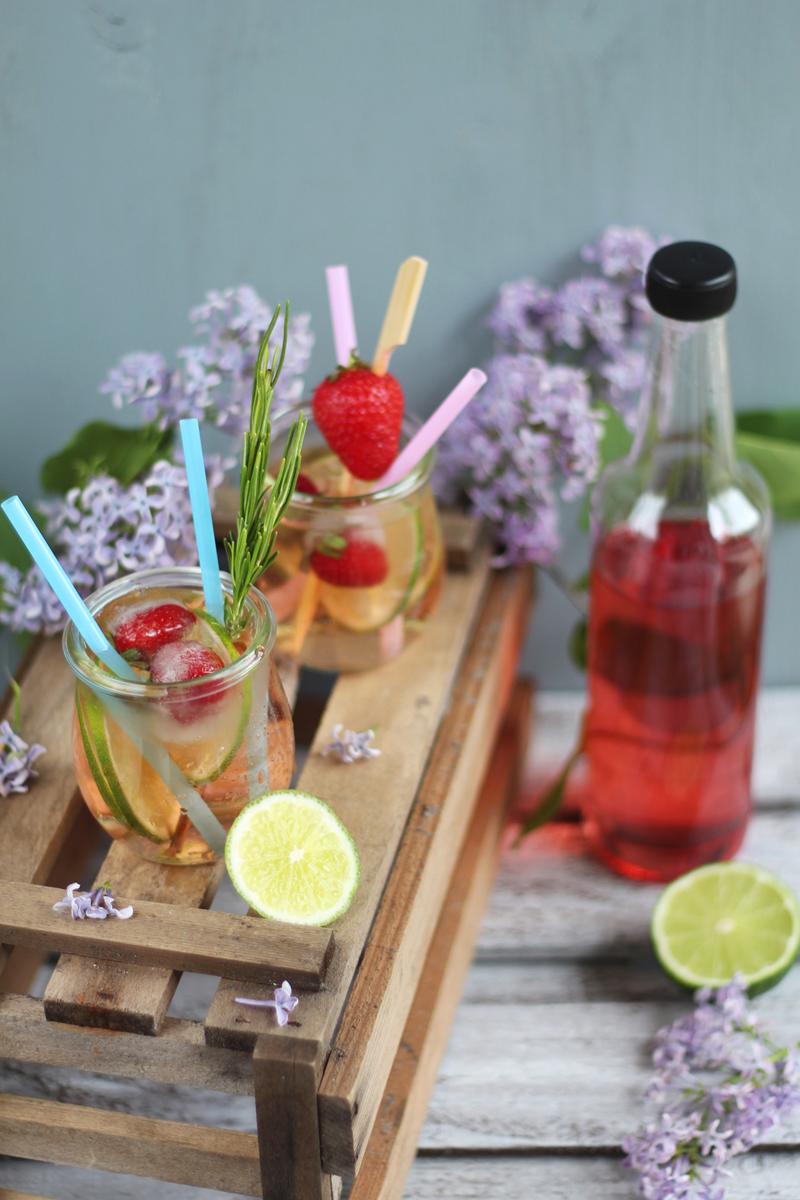 Rezeptbild: Fliederblütensirup