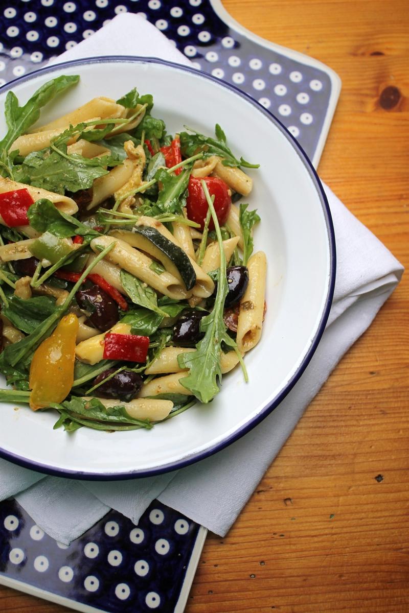 Rezeptbild: Mediterraner Nudelsalat mit gebratenen Zucchini