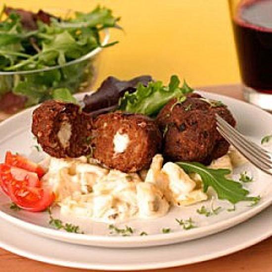 Rezeptbild: Schafskäse-Frikadellen auf Kartoffelsalat
