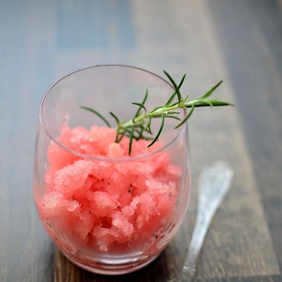 Rezeptbild: Pfirisich-Rosmarin-Granita