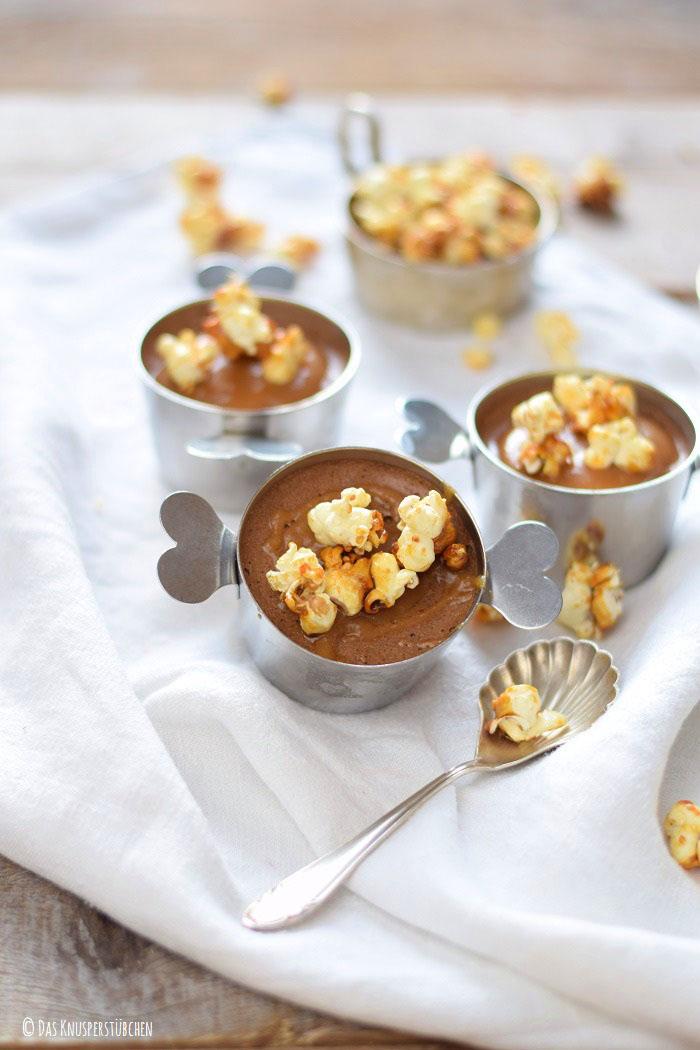Rezeptbild: Schoko-Mousse-Pudding mit Karamell-Popcorn und Toffee-Sauce