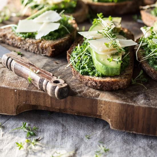 Rezeptbild: Crostini mit Avocado und Thymian-Pesto
