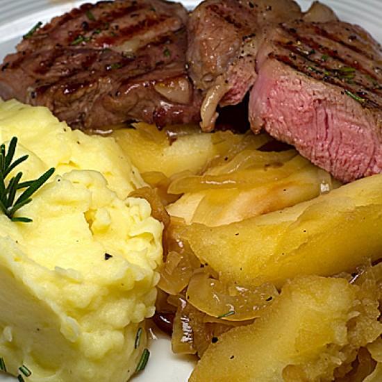 Rezeptbild: Kalbssteak mit Apfel-Zwiebel-Gemüse
