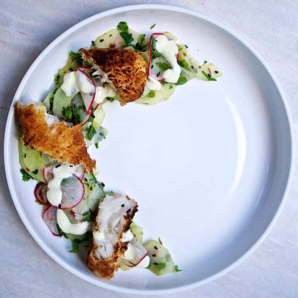 Rezeptbild: Asiatische Fischstäbchen mit Gurken-Radieschensalat und Wasabi-Remoulade