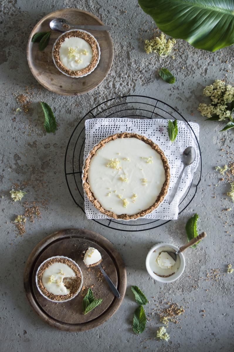 Rezeptbild: Holunder Tarte mit Joghurtcreme und Knusperboden