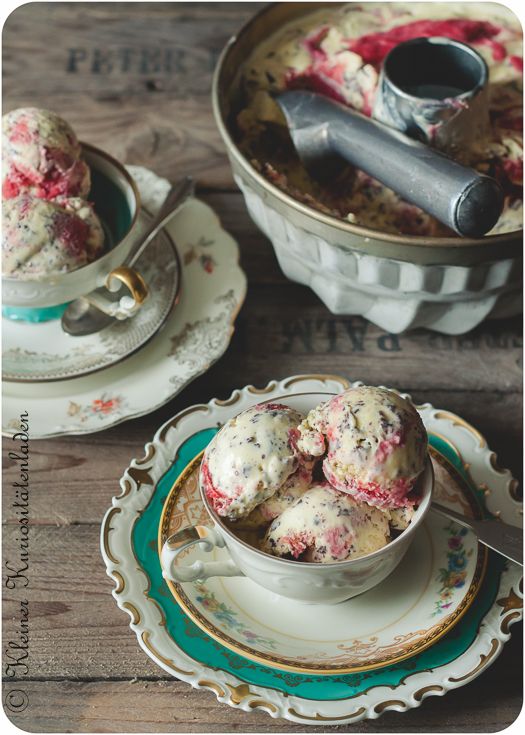 Rezeptbild: Stracciatellaeis mit Erdbeer-Rhabarber-Swirl 