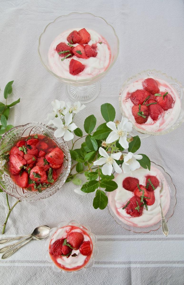 Rezeptbild: Joghurt-Creme mit gebackenen Erdbeeren