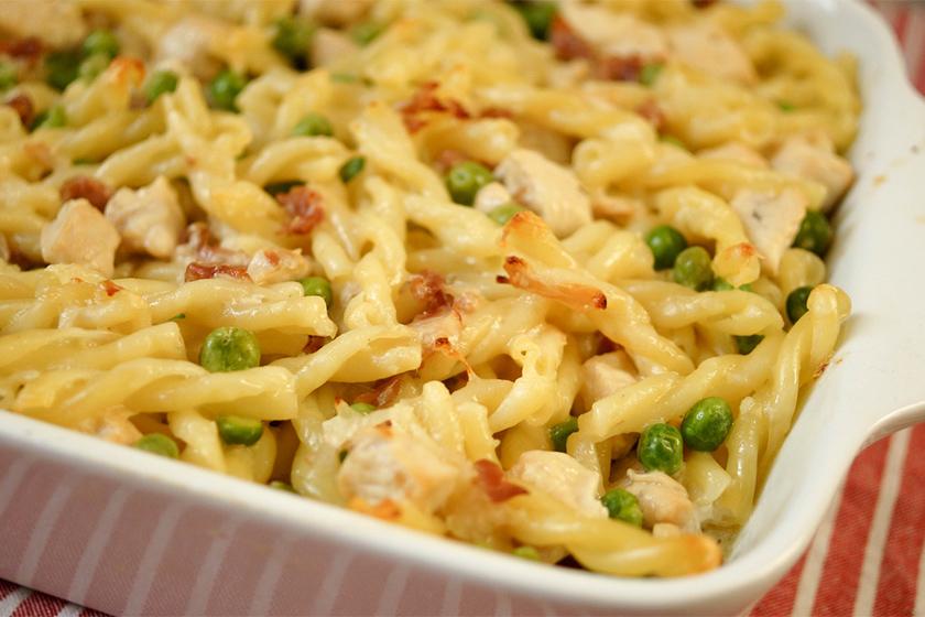Rezeptbild: Gebackene Pasta mit Huhn, Parmaschinken und Erbsen