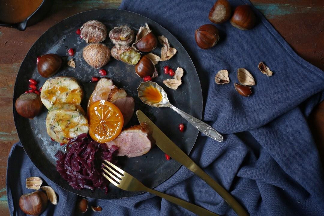 Rezeptbild: Entenbrust mit Serviettenknödel, Rotkohl und Maronen