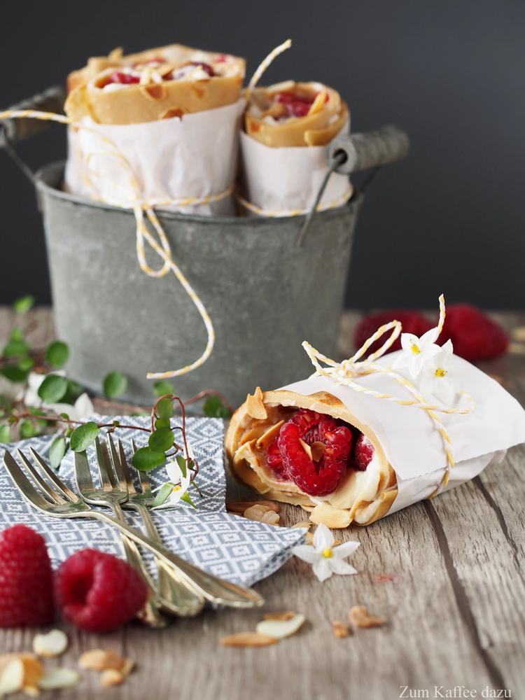 Rezeptbild: Espresso-Pfannkuchen-Wraps mit Mandel-Sahne und Himbeeren