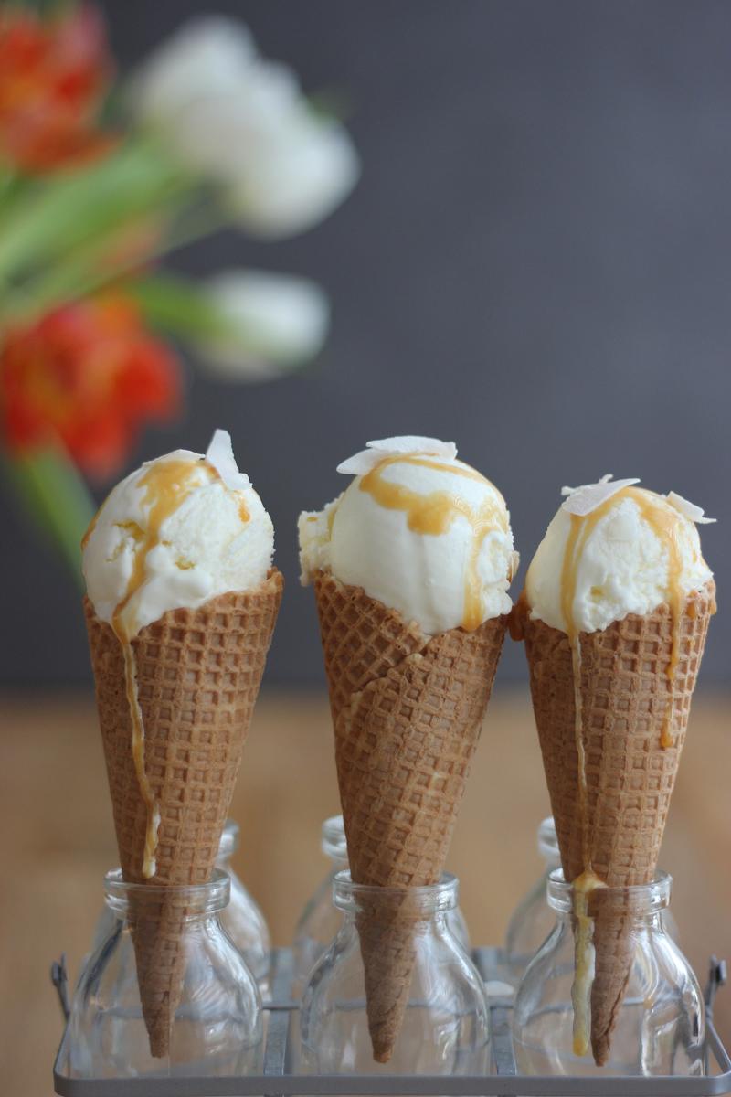 Rezeptbild: Supercremiges Joghurteis mit Karamellsauce