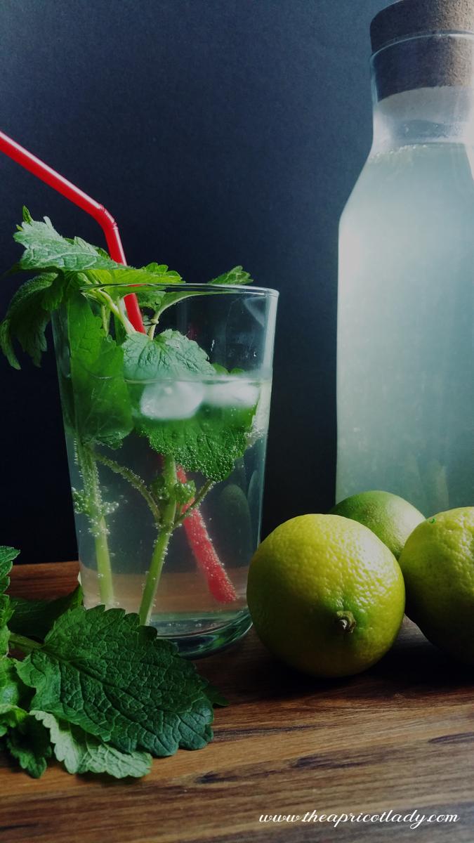 Rezeptbild: Zitronenmelissensirup mit Limetten
