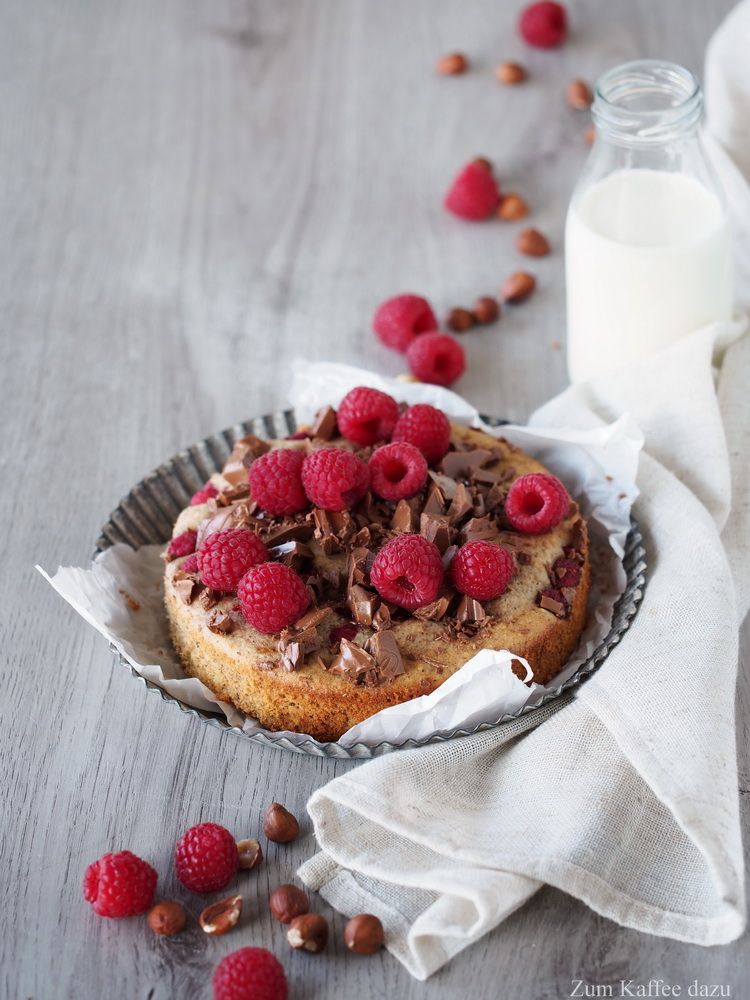 Rezeptbild: Lauwarmer Haselnusskuchen mit Schokolade und Himbeeren