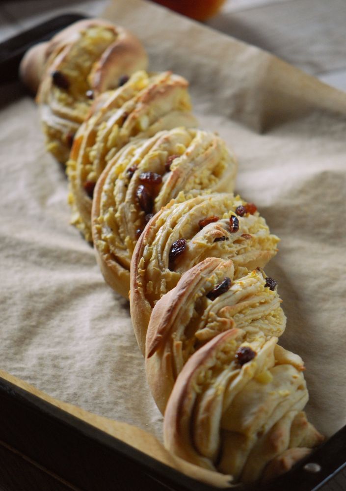 Rezeptbild: Apfelstrudel-Striezel (mit Marzipan & Rosinen)