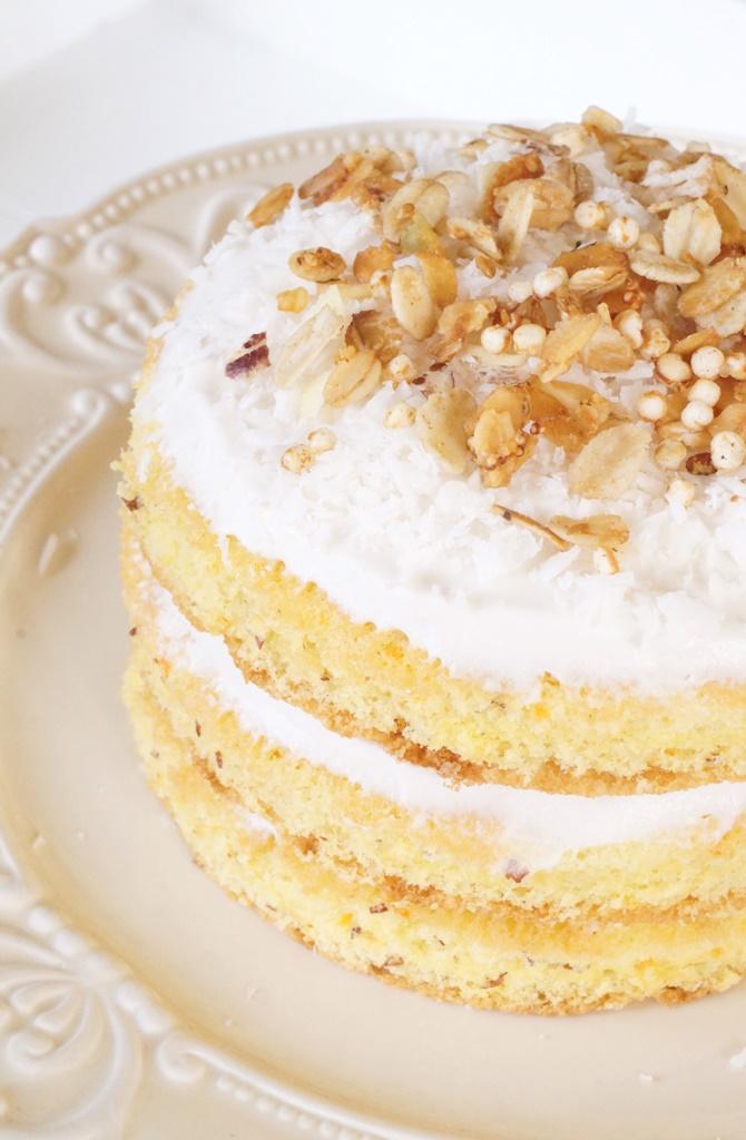 Rezeptbild: Karotten Mandel Biskuittorte mit Mango Kokossahne 