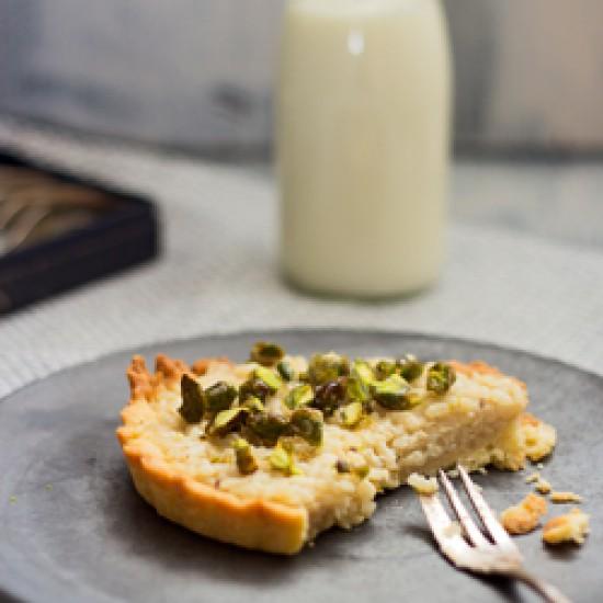 Rezeptbild: Tarte mit Milchreis, Kardamom, Pistazien und Rosenwasser