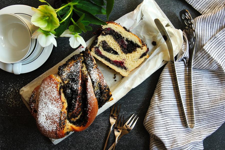 Rezeptbild: Mohnzopf mit Preiselbeeren