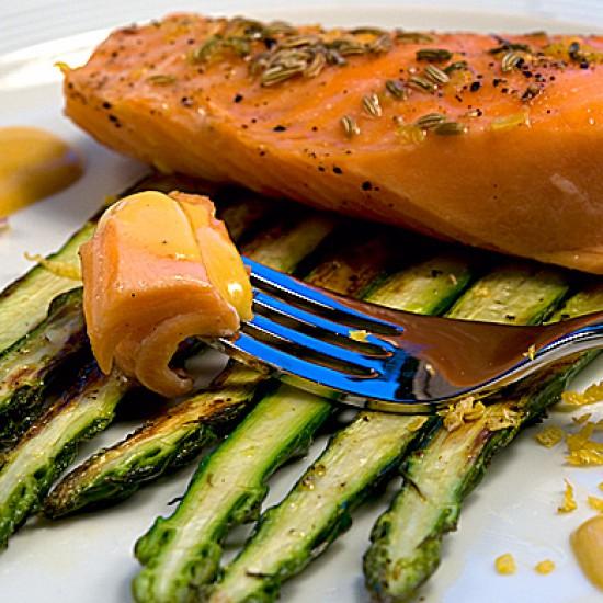 Rezeptbild: Lachs mit Pastis-Zabaione auf grünem Spargel