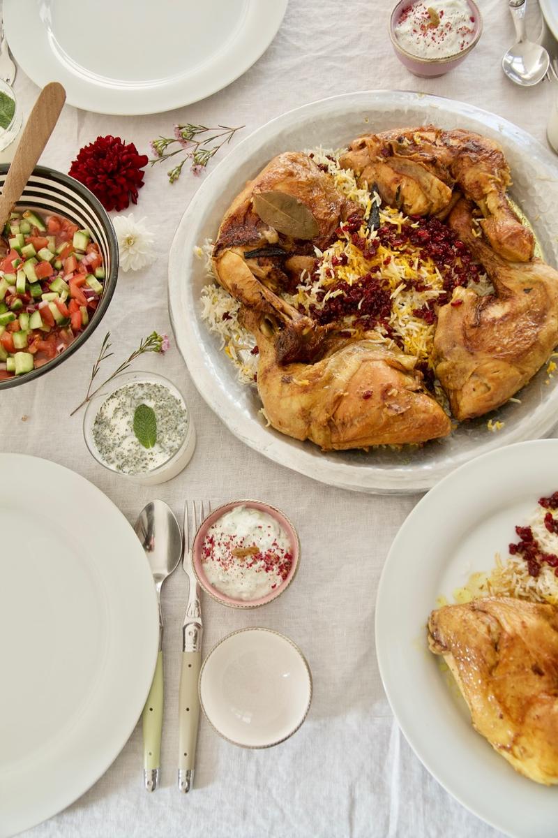 Rezeptbild: Zereshk Polo ba Morgh - In Safran geschmorte Hühnerkeulen auf Berberitzen-Reis