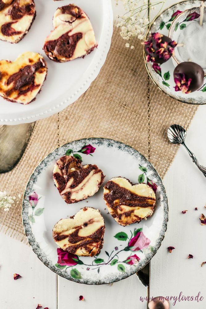 Rezeptbild: Käsekuchen-Brownies in Herzform & Brownie-Cheesecake-Pops