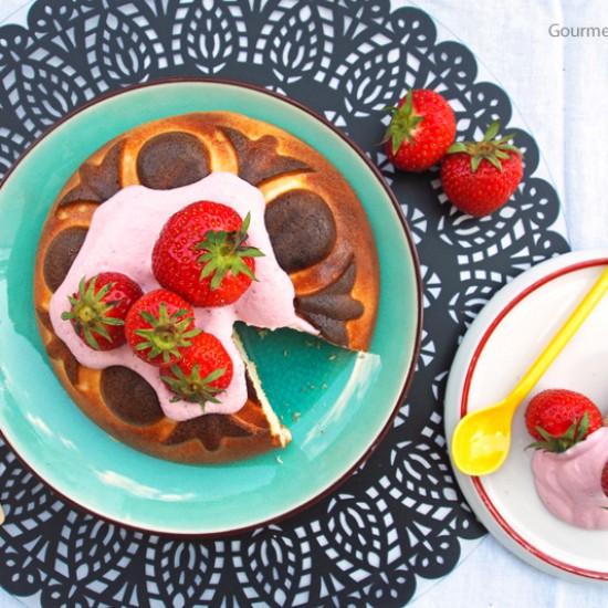 Rezeptbild: Low Carb Käsekuchen mit Erdbeer-Rosmarin-Quark