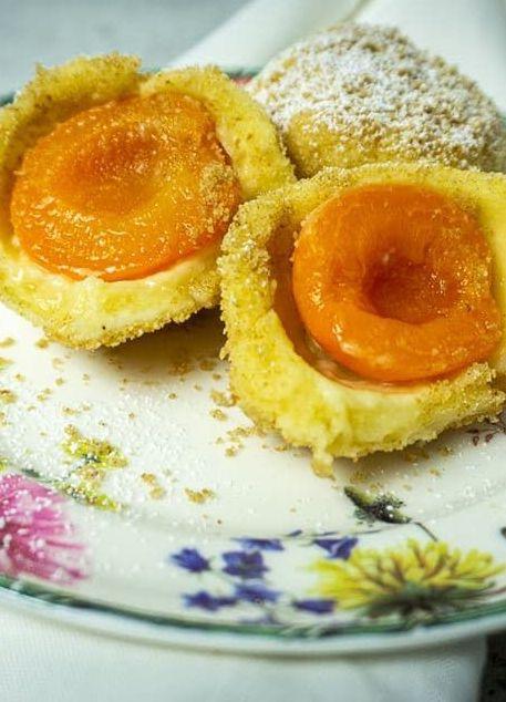 Rezeptbild: Wachauer Marillenknödel Rezept mit Topfenteig und Semmelbröseln