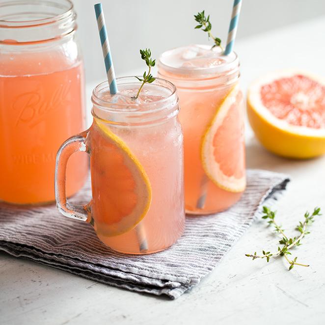 Rezeptbild: Grapefruit-Rhabarber-Cocktail mit Thymian
