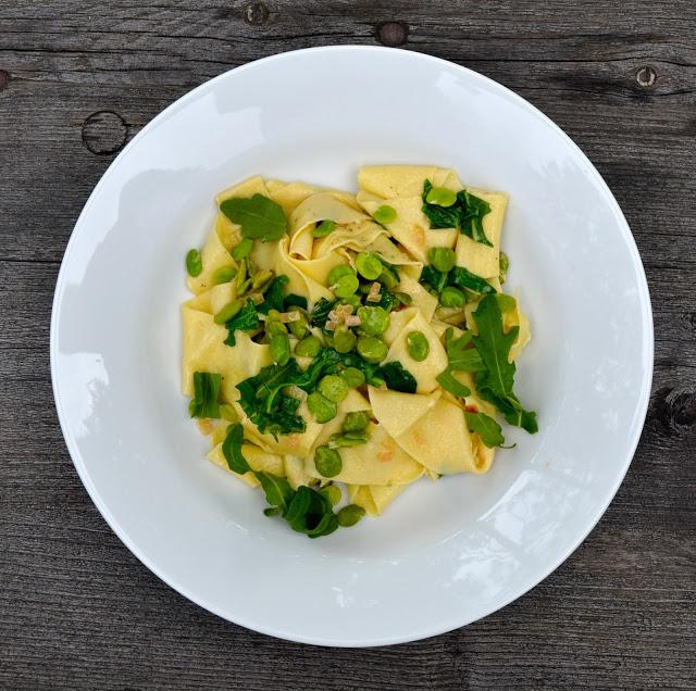 Rezeptbild: Frische Pasta mit Dicken Bohnen und Rucola in einer Weißweinsosse